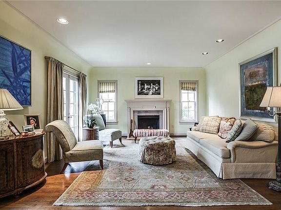 3rd image of 4536 S Versailles Ave