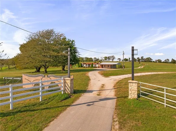 25160 W 223rd St, Spring Hill, KS 66083