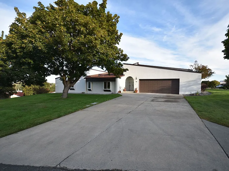 518 Fairway Dr — Photo 1