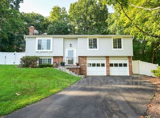 5901 Beech Tree Dr, Alexandria, VA 22310