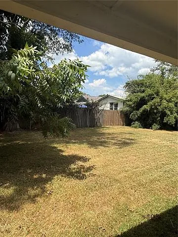 407 E Illinois Ave — Photo 12