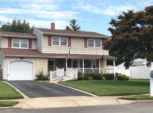 92 Cannon Dr, Holbrook, NY 11741
