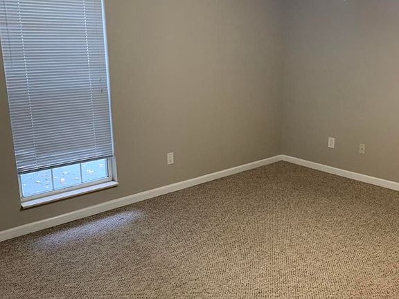 4th image of 119 Oak Place Cir