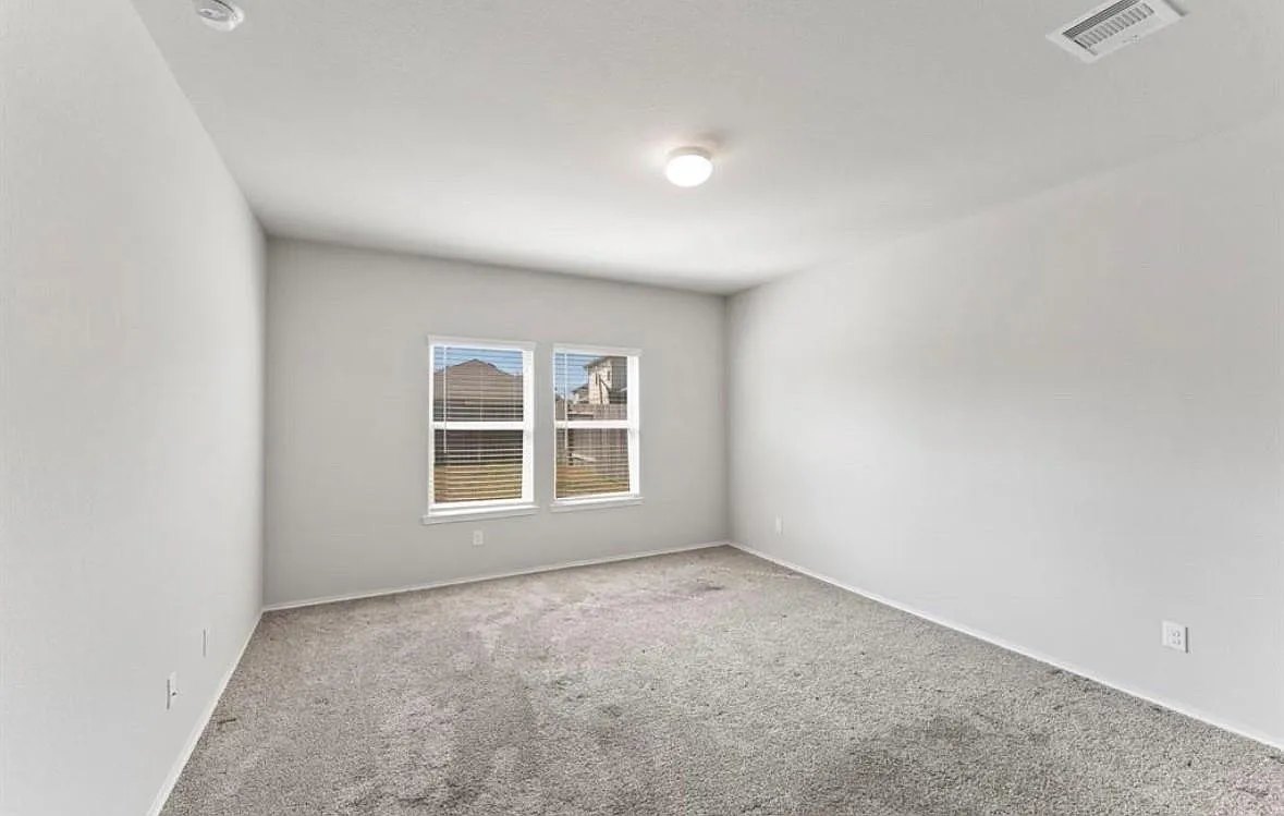 4 bed, 2.5 bath, 2186 sqft, $2,200 — Photo 4
