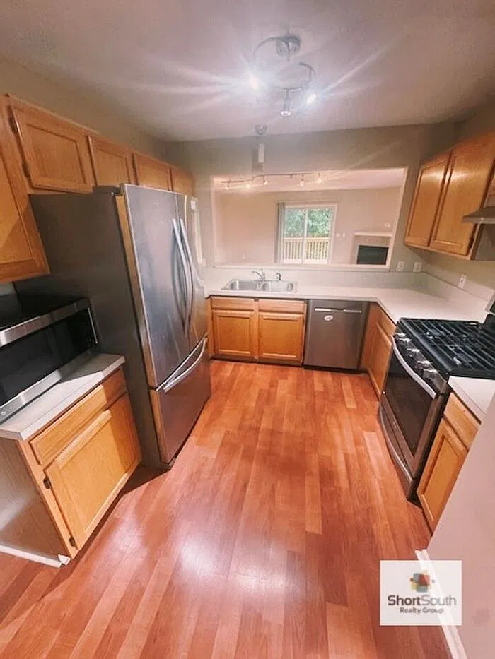 3 bed, 3.5 bath, 2200 sqft, $2,500 — Photo 2