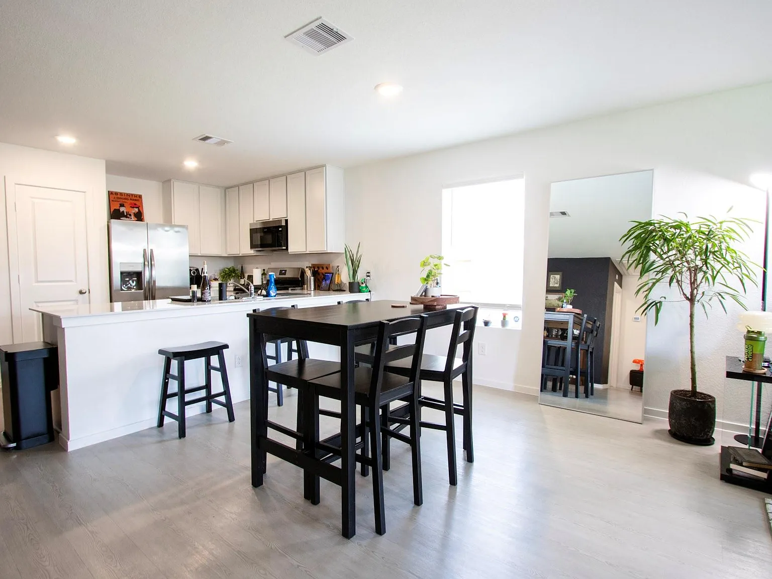 3 bed, 2.0 bath, 1522 sqft, $2,100 — Photo 4