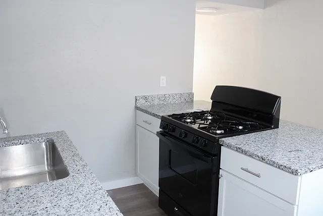 1107 W 2nd St #A — Photo 13