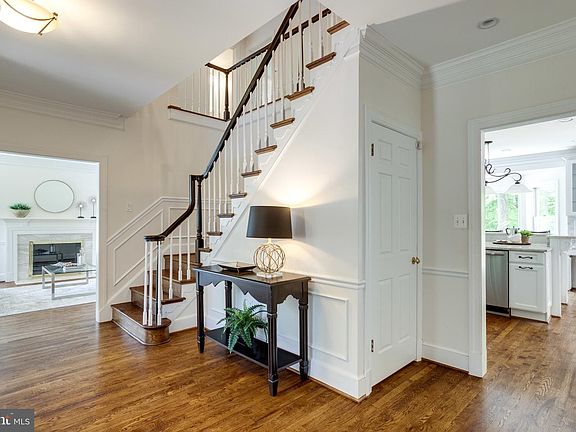 2nd image of 8001 Algarve St