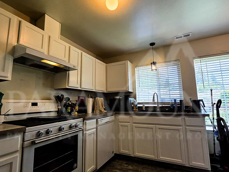 515 Forest Park St — Photo 2