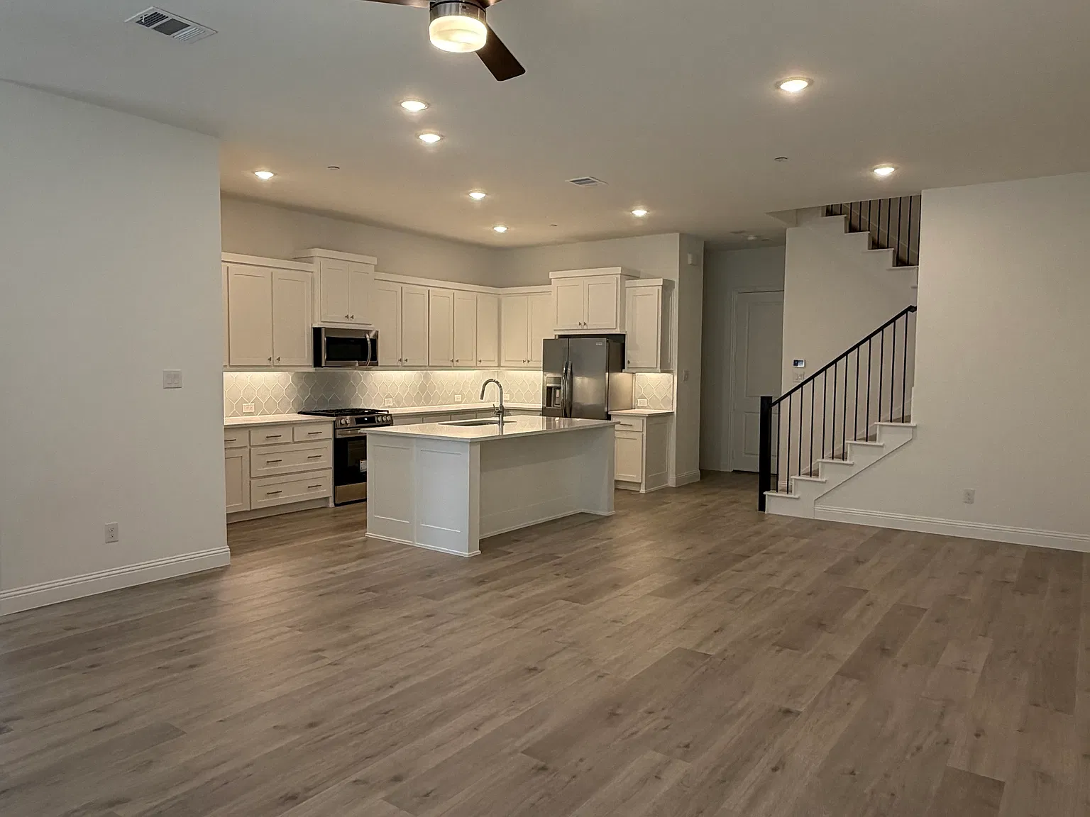 3 bed, 2196 sqft, $3,350 — Photo 2
