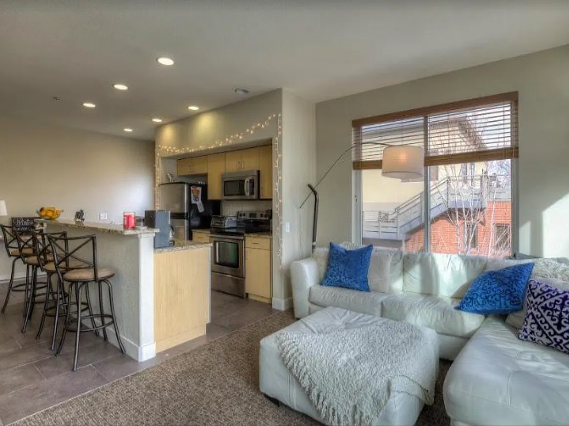 4 bed, 1625 sqft, $8,404 — Photo 3