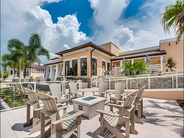 Tropical Palms Cir — Photo 36