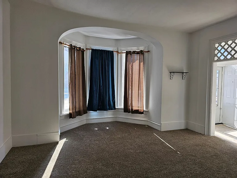 420 E 17th St — Photo 3