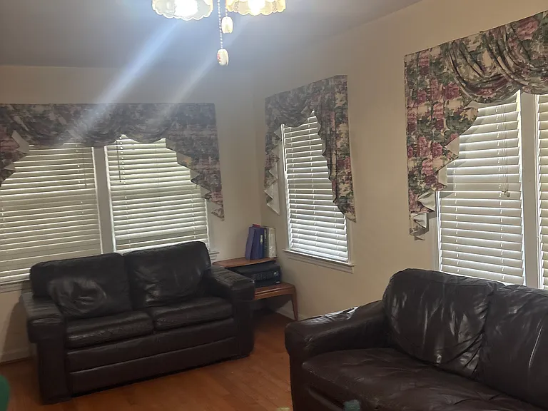 1613 Sharon Rd — Photo 2