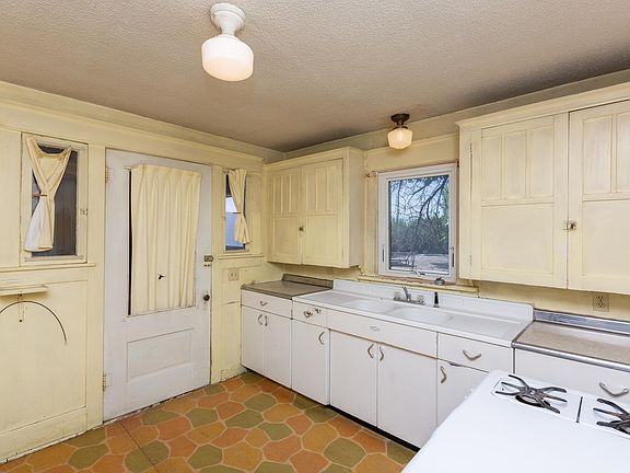 4th image of 2835 Kennedy Ave