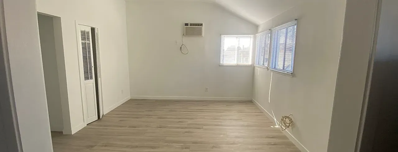 2639 Monmouth Ave — Photo 3