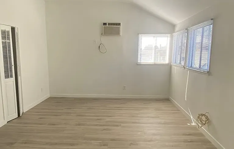 2639 Monmouth Ave — Photo 3
