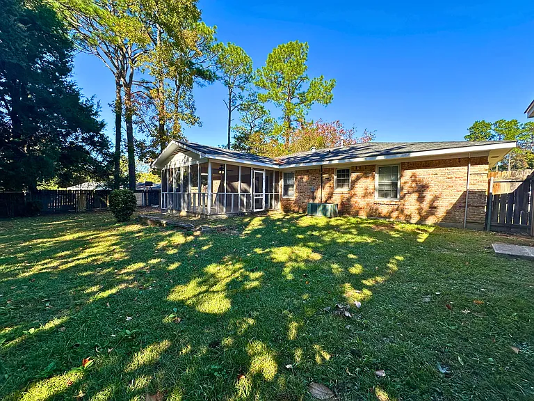 110 Windsor Dr — Photo 26