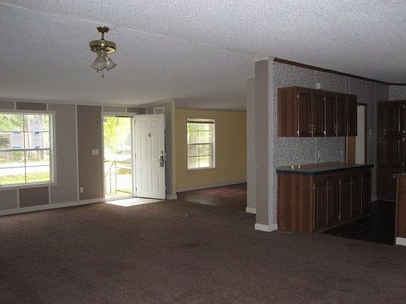 3rd image of 4010 Oakwood Cir