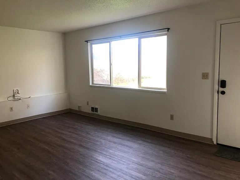 518 SW City View St #B — Photo 4