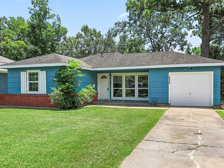 2318 Pecan St — Photo 2