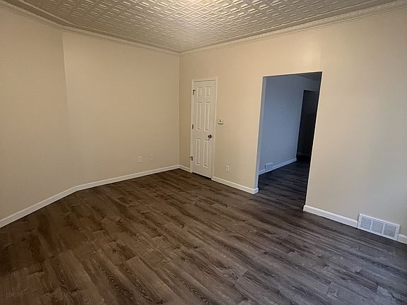 2nd image of 917 W 3rd St #1