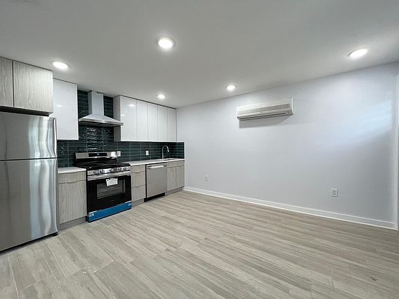 3rd image of 153 Van Horne St Floor 1