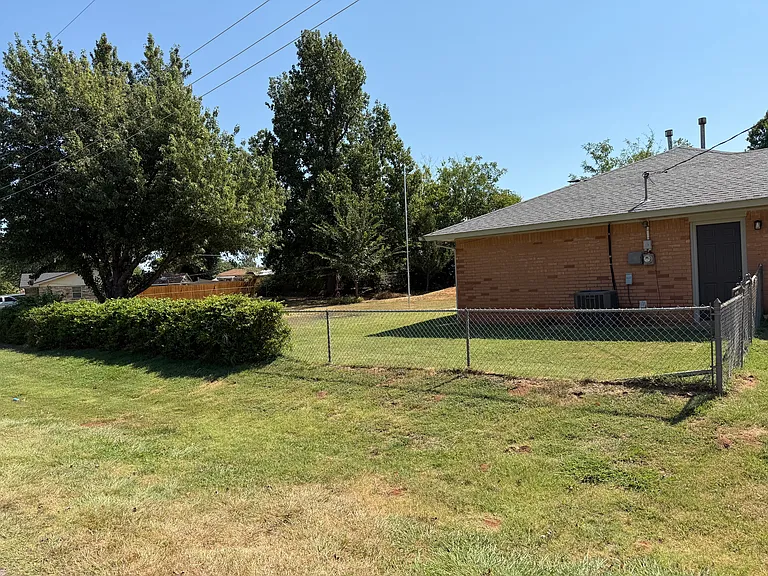 407 E Mohr Ln — Photo 8