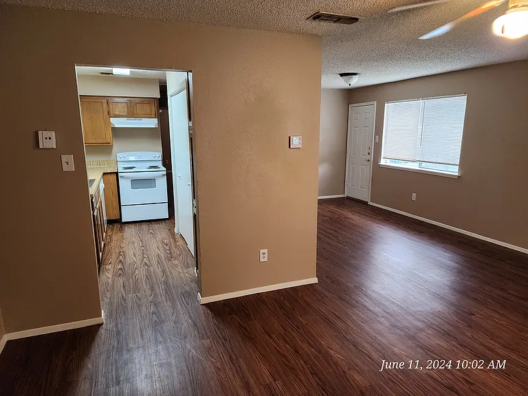 429 SW Thomas St #D — Photo 3