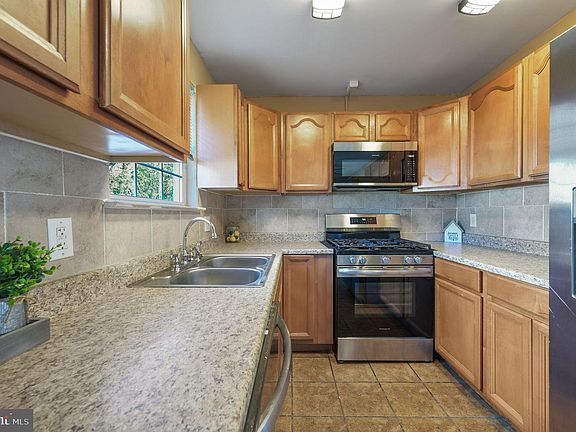 3rd image of 8 Treelane Dr