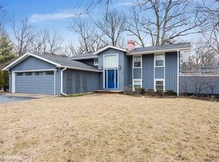 905 Valley Rd, Lake Forest, IL 60045