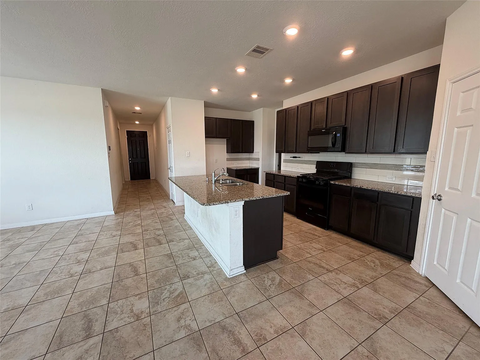 3 bed, 2.0 bath, 1698 sqft, $2,100 — Photo 4