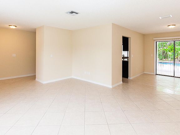 4th image of 357 SE Thanksgiving Avenue