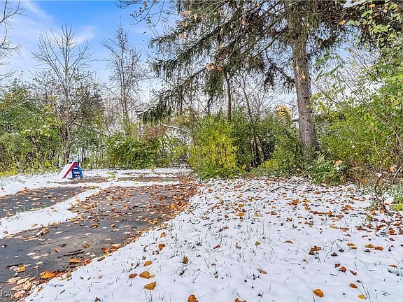 4th image of 16704 Meadowvale Ave