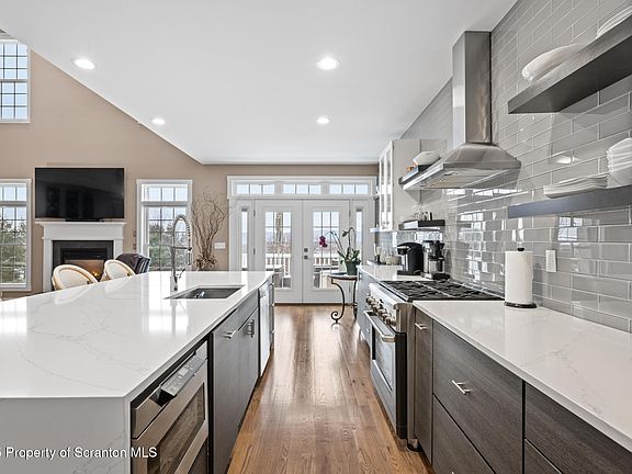 5th image of 302 Thackeray Close