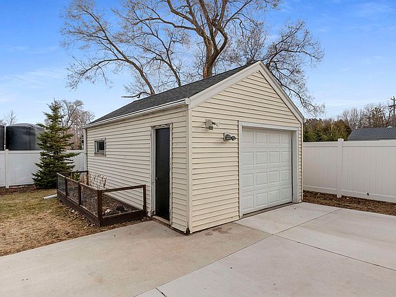 5th image of 130 E Pine St