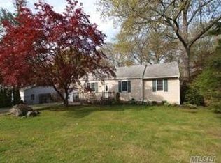 10 Valleywood Dr, Huntingtn Sta, NY 11746