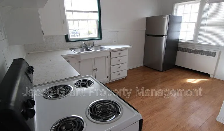 158 S 10th Ave — Photo 5