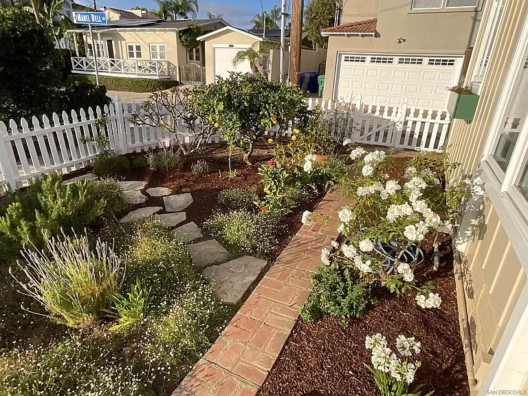 741 Arenas St — Photo 3