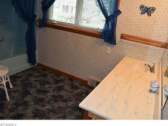 2nd image of 203 Oak St