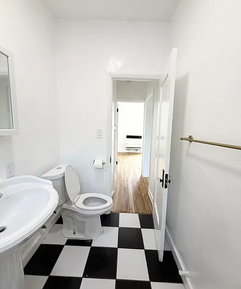 5916 1/2 Willoughby Ave — Photo 23