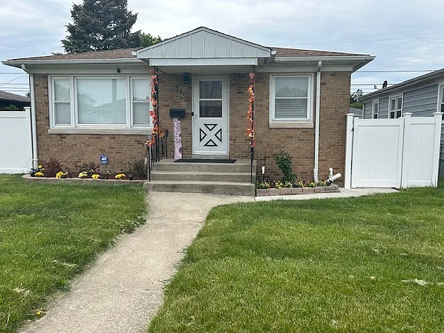 746 May St photo 1