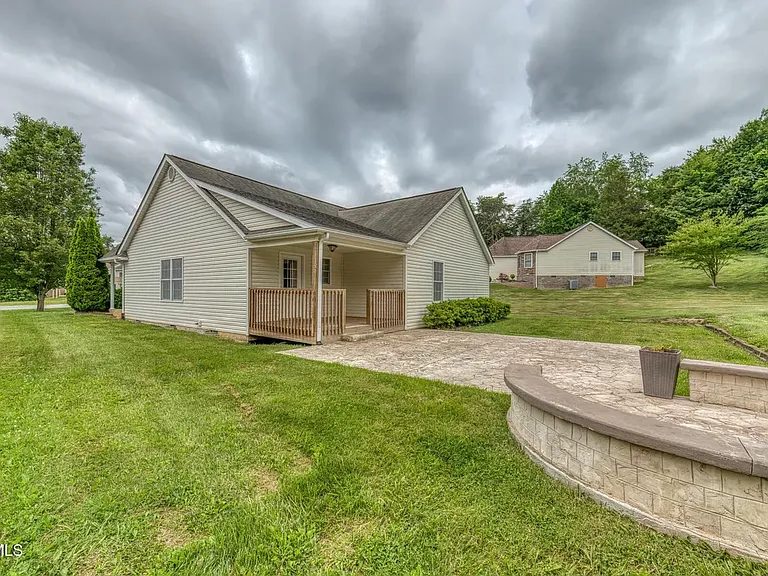 250 Bradford Ln — Photo 1