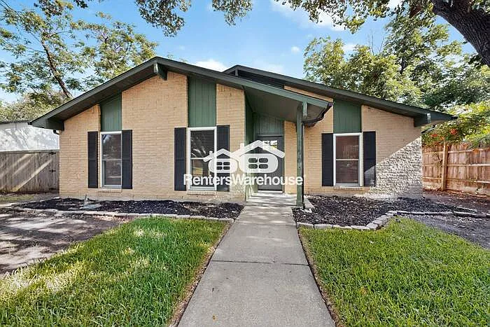 1004 Whitehall Dr — Photo 4