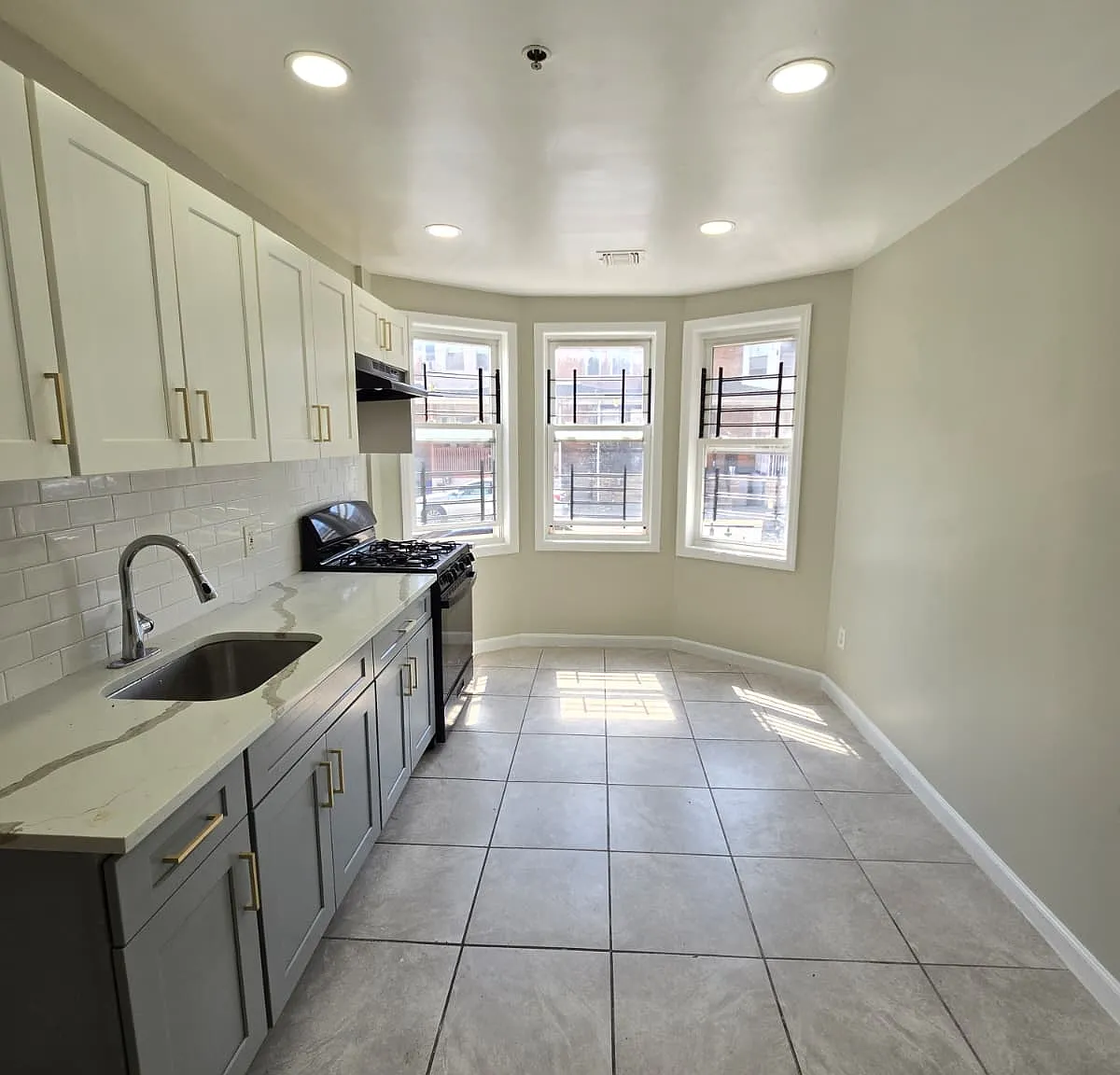 4 bed, $2,350 — Photo 1