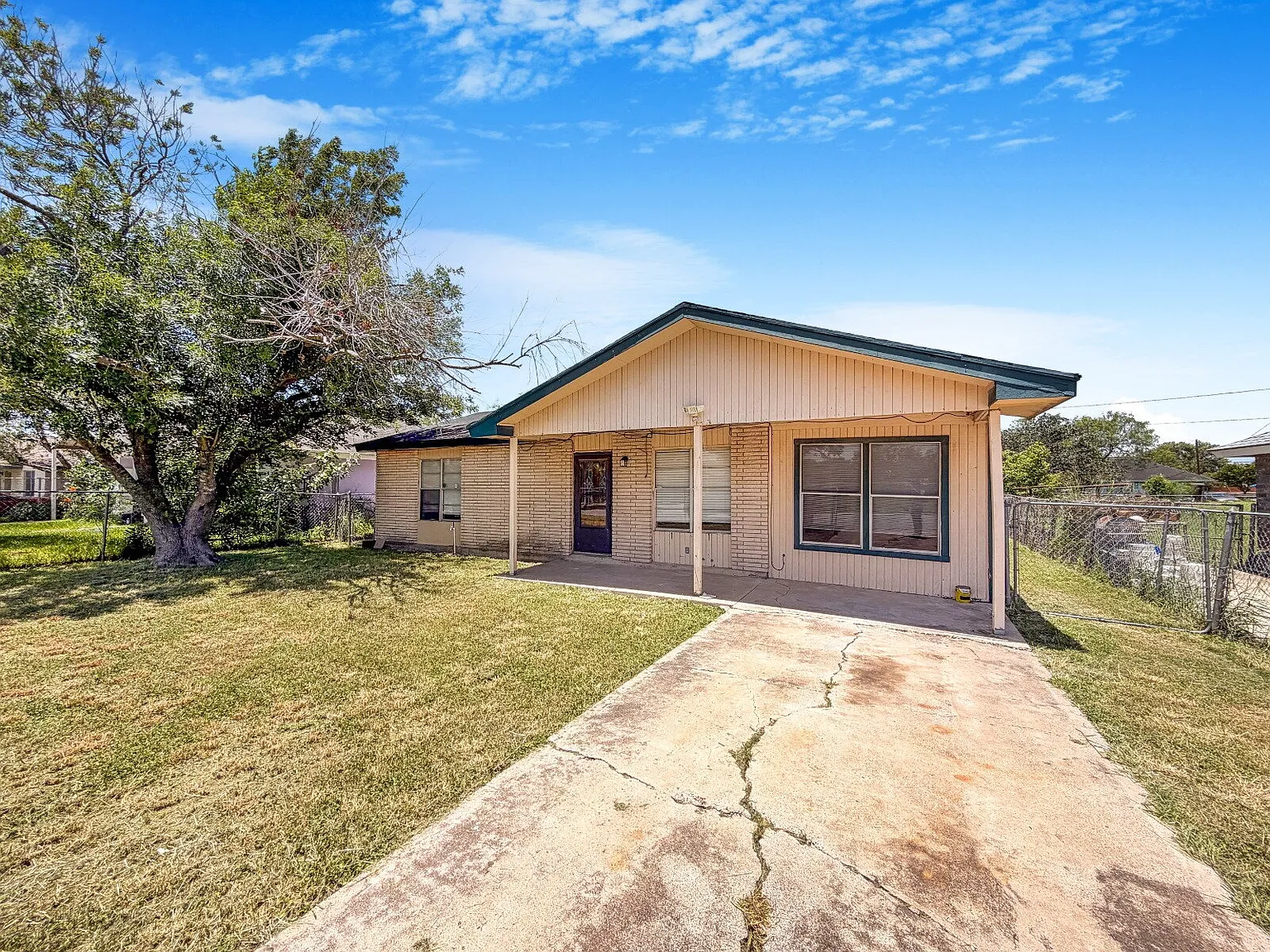 3 bed, 2.0 bath, 1519 sqft, $1,299 — Photo 2