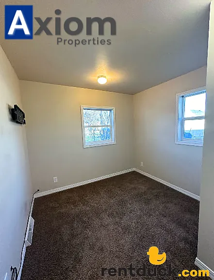 3 bedroom 1 bathroom home with large fenced yard! — Photo 12