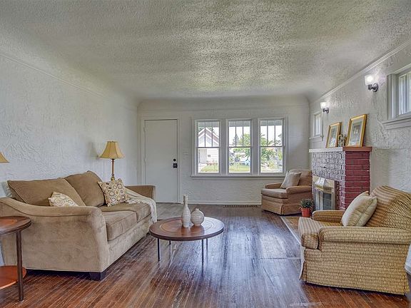 3rd image of 318 E Heroy Ave