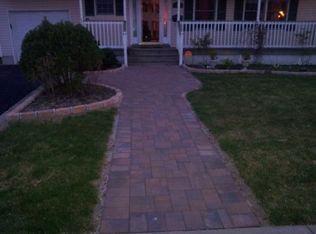425 S Wellwood Ave, Lindenhurst, NY 11757