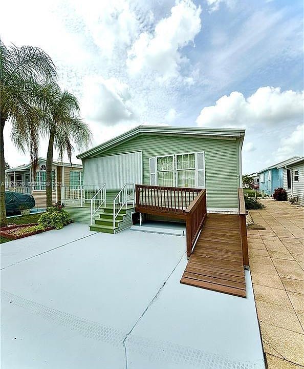 1st image of 120 Caravan Cir